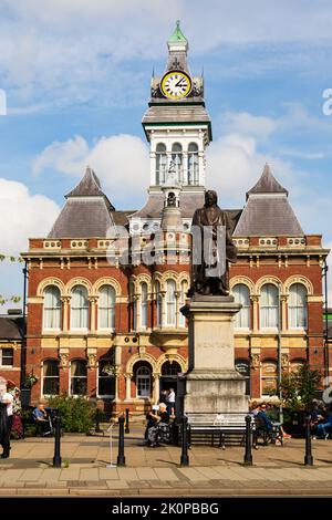 Old Town Hall Guildhall, with Isaac Newton statue. Grantham, Lincolnshire, England. Stock Photo