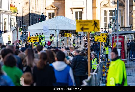 Edinburgh, Scotland, UK. 13th September 2022. Many members of the public queue to pay respects to Queen Elizabeth II who is resting inside St Giles Cathedral in Edinburgh  until returning to London this afternoon.  Iain Masterton/Alamy Live News