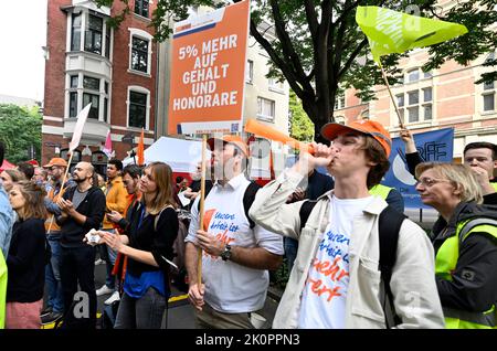 Cologne, Germany. 13th Sep, 2022. Employees of Westdeutscher Rundfunk ( WDR ) demonstrate in front of the broadcasting company for higher wages. Credit: Roberto Pfeil/dpa/Alamy Live News Stock Photo
