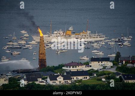 Sankthans Slinningsb let Bonfire In lesund Norway Stock Photo Alamy sankthans-slinningsb-let-bonfire-in-lesund-norway-stock-photo-alamy