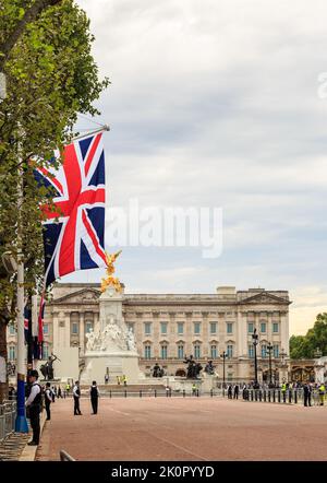 The Mall, London, Sept 2022.   The Mall is empty of traffic and is coned off in preperation of HM Queen Elizabeth  II funeral.  There are Union Flags Stock Photo