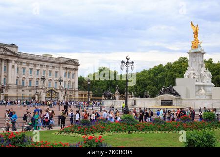 Buckingham Palace, Londonn 2022. Hoards of people are walking to see the tributes left for HM Queen Elizabeth II after her death on 8th September 2022 Stock Photo