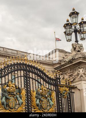 Buckingham Palace, London, Sept 2022.  The Gates of Buckingham Palace.  The Union Jack is flying at Half-Maste as HM Queen Elizabeth sadly passed away Stock Photo