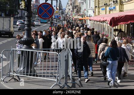 Saint Petersburg, Russia. 12th Sep, 2022. Tourists and residents of St. Petersburg walk along Nevsky Prospekt. Credit: SOPA Images Limited/Alamy Live News Stock Photo