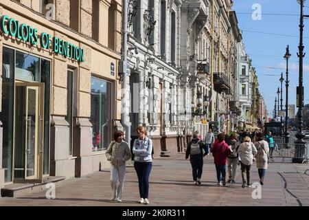 Saint Petersburg, Russia. 12th Sep, 2022. Tourists and residents of St. Petersburg walk along Nevsky Prospekt. (Photo by Maksim Konstantinov/SOPA Images/Sipa USA) Credit: Sipa USA/Alamy Live News Stock Photo