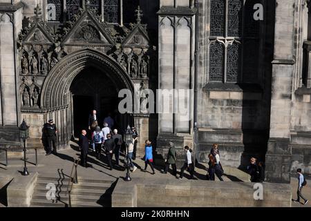 Members of the public enter St Giles Cathedral in Edinburgh to view the coffin of Queen Elizabeth II as it lies at rest. The hearse carrying the coffin of Queen Elizabeth II will depart St Giles' Cathedral, for Edinburgh Airport, where it will be flown by the Royal Air Force to RAF Northolt, then travel onward to Buckingham Palace, London, where it will lie at rest. Picture date: Tuesday September 13, 2022. Stock Photo