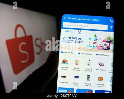 Shopee is e-commerce technology company. Shopping cart with parcels on the  background of the Shopee logo Stock Photo - Alamy