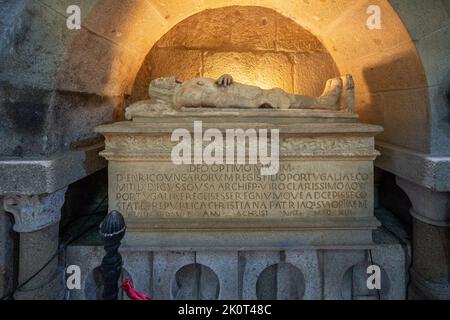 tomb-of-the-first-king-of-portugal-d-afonso-henriques-in-the-igreja-de