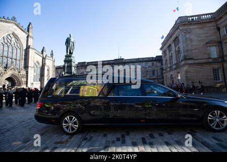 Edinburgh 13th September 20202. The coffin's of Queen Elizabeth II left St Gile's Cathedral in the Royal Mile in Edinburgh . The coffin's of Queen Elizabeth II will travel to England. The Queen died peacefully at Balmoral on 8th September 2022. Scotland Pic Credit: Pako Mera/Alamy Live News