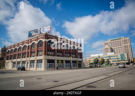 Leonard Simons Building, Constructed in 1915 and owned by Wayne State University. Woodward Avenue, Detroit's Main Street, Detroit, Michigan, USA Stock Photo