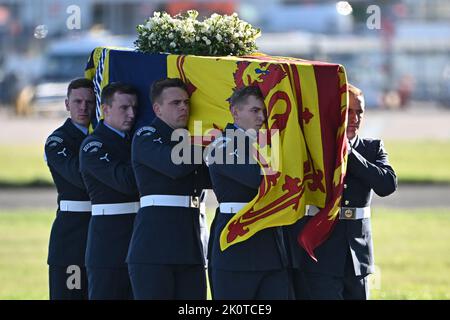 A bearer party from Queen's Colour Squadron of the Royal Air Force (RAF) carry the coffin of Queen Elizabeth II aboard an RAF aircraft on its journey from Edinburgh to Buckingham Palace, London, where it will lie at rest. Picture date: Tuesday September 13, 2022. Stock Photo