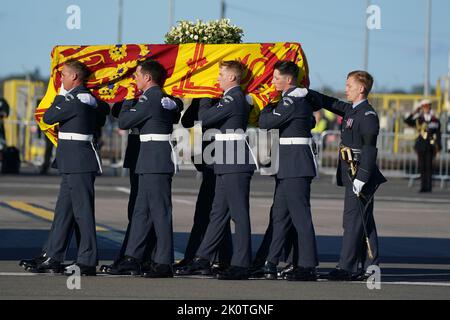 A bearer party from Queen's Colour Squadron of the Royal Air Force (RAF) carry the coffin of Queen Elizabeth II aboard an RAF aircraft on its journey from Edinburgh to Buckingham Palace, London, where it will lie at rest. Picture date: Tuesday September 13, 2022. Stock Photo