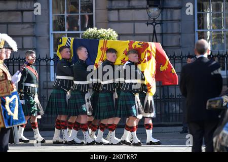 Edinburgh Scotland, UK 13 September 2022. Her Majesty Queen Elizabeth II coffin is removed from St Giles Cathedral and begins it’s journey to London. credit sst/alamy live news Stock Photo