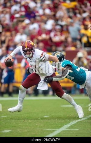 Jacksonville Jaguars linebacker Devin Lloyd (33) runs in to sack ...