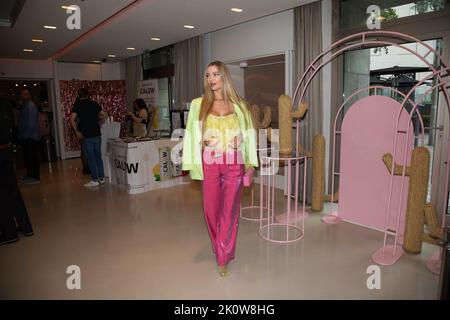 Christine Evers aka vogueuplikethis beim Mates Date Influencer  Event auf der Berlin Fashion Week Spring/Summer 2023 in der  Berliner Freiheit. Berlin Stock Photo