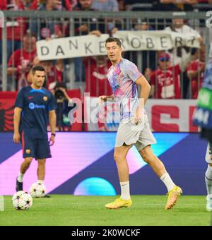 Munich, Germany. 13th Sep, 2022. Robert Lewandowski, Barca 9 with fans choreo, thanks in the match FC BAYERN MUENCHEN - FC BARCELONA of football UEFA Champions League, group stage, group C, match day 2, in season 2022/2023 in Munich, Sept 13, 2022. Gruppenphase, FCB Credit: Peter Schatz/Alamy Live News Stock Photo