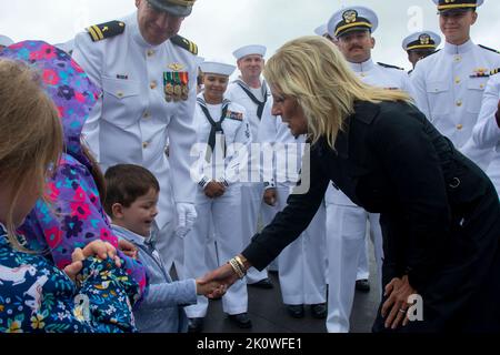 Shankville, United States of America. 11 September, 2022. U.S First Lady Jill Biden greets USS Somerset family members during the remembrance ceremony marking the 911 terrorism attacks at the Flight 93 National Memorial, September 11, 2022 in Shankville, Pennsylvania. The nation marked the 21st anniversary of the al-Qaida terrorists attacks that killed nearly 3,000 people.  Credit: Mc1 Benjamin Dobbs/U.S. Navy Photo/Alamy Live News Stock Photo