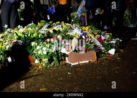 Green Park, London, UK, 13th Sep 2022, Piles of Flowers, a Cardboard Cut Out Corgi - with the name tag Willow, the name of one of the Queen's corgi's , and a star shaped baloon with Queen's smiling face on it.  Credit Chrysoulla Kyprianou Rosling/Alamy Live News Stock Photo