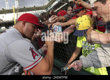 Cleveland, United States. 13th Sep, 2022. Los Angeles Angels Mike Trout (27) signs autographs prior to a game against the Cleveland Guardians at Progressive Field in Cleveland, Ohio on Tuesday, September 13, 2022. Photo by Aaron Josefczyk/UPI Credit: UPI/Alamy Live News Stock Photo