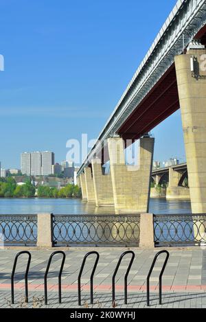 Bridges on the Ob River. The world's largest metro bridge on Mikhailovskaya Embankment. Novosibirsk, Siberia, Russia, 2022 Stock Photo