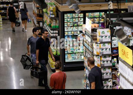 Washington, USA. 13th Sep, 2022. People shop at a local supermarket in Washington, DC, the United States, Sept. 13, 2022. The U.S. Labor Department reported Tuesday the country's consumer inflation in August surged 8.3 percent from a year ago, slightly down from the previous month but still at an elevated level, warranting another big rate hike by the Federal Reserve. Credit: Ting Shen/Xinhua/Alamy Live News Stock Photo