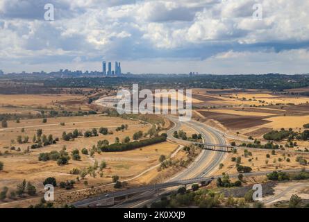 Madrid, Spain. 13th Sep, 2022. A freeway leads towards the Spanish capital Madrid. Credit: Jan Woitas/dpa/Alamy Live News Stock Photo