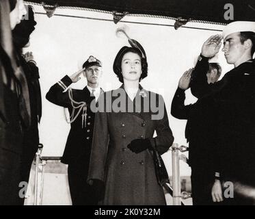 Princess Elizabeth and the Duke of Edinburgh visit USS Des Moines (CA-134) at Malta on 3 January 1950. Stock Photo