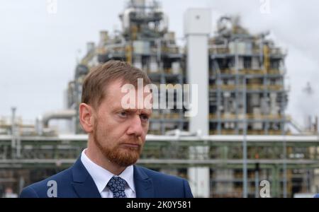 14 September 2022, Saxony, Böhlen: Michael Kretschmer (CDU), Minister President of the state of Saxony, stands on the Dow-Chemical site south of Leipzig. A chemical recycling plant, which the U.S. chemical group Dow and the British recycling company Mura Technology plan to build, is scheduled to go into operation there starting in 2025. Photo: Sebastian Willnow/dpa Stock Photo