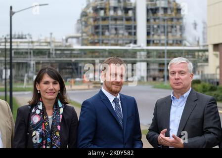 14 September 2022, Saxony, Böhlen: Katja Wodjerek (l-r), President of Dow-Chemical Germany, Michael Kretschmer (CDU), Minister President of the State of Saxony, and Oliver Borek, Managing Director of Mura Europe, stand together on the DOW site south of Leipzig. A chemical recycling plant, which the U.S. chemical group Dow and the British recycling company Mura Technology want to build, is to go into operation there from 2025. Photo: Sebastian Willnow/dpa Stock Photo