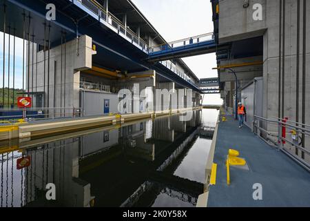 14 September 2022, Brandenburg, Niederfinow: The trough with the water stands at the upper access for ships to the new ship lift. The dimensions of the new ship lift are enormous. The trough, in which the ships can travel up or down the approximately 36 meters in the elevator, weighs 9800 tons. After around 14 years of construction, the inauguration of the giant ship lift is now scheduled for October 4, 2022. The Federal Waterways and Shipping Administration has invested around 520 million euros in the new lift. The new facility will then be available for general shipping traffic from 05.10.20 Stock Photo