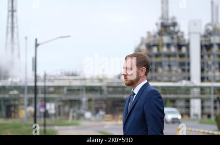 14 September 2022, Saxony, Böhlen: Michael Kretschmer (CDU), Minister President of the state of Saxony, stands on the Dow-Chemical site south of Leipzig. A chemical recycling plant, which the U.S. chemical group Dow and the British recycling company Mura Technology plan to build, is scheduled to go into operation there starting in 2025. Photo: Sebastian Willnow/dpa Stock Photo