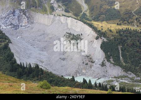 Lac glaciaire au pied du glacier de Bionnassay et moraine latérale sur la rive gauche du glacier. Saint-Gervais-les-Bains. Haute-Savoie. France. Stock Photo
