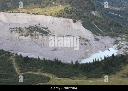 Lac glaciaire au pied du glacier de Bionnassay et moraine latérale sur la rive gauche du glacier. Saint-Gervais-les-Bains. Haute-Savoie. France. Stock Photo
