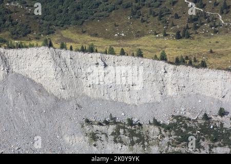 Moraine latérale sur la rive gauche du glacier de Bionnassay. Vue du Nid d'Aigle. Saint-Gervais-les-Bains. Haute-Savoie. Auvergne-Rhône-Alpes. France. Stock Photo