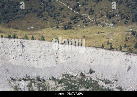Moraine latérale sur la rive gauche du glacier de Bionnassay. Vue du Nid d'Aigle. Saint-Gervais-les-Bains. Haute-Savoie. Auvergne-Rhône-Alpes. France. Stock Photo