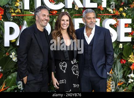 Ol Parker, Julia Roberts and George Clooney seen attending the world premiere of Ticket To Paradise at Odeon Luxe Leicester Square in London Stock Photo