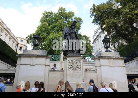 11 September 2022 - London UK: Mourners looking down at Queen Elizabeth Statue Stock Photo
