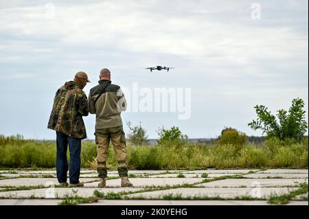 Non Exclusive: ZAPORIZHZHIA, UKRAINE - SEPTEMBER 8, 2022 - A lesson is underway at the school of drone pilots organised by the volunteers of the Palia Stock Photo