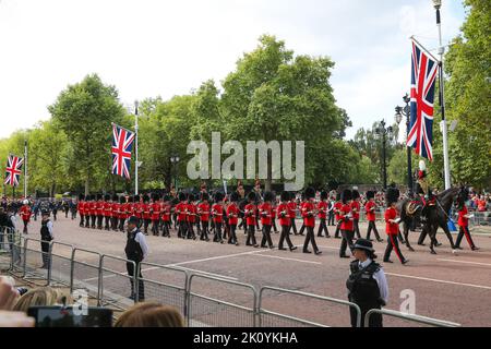 London, UK. 13th Sep, 2022. Queen Elizabeth II coffin pulled on a gun carriage of the King's Troop Royal Horse Artillery along The Mall in front of a packed attendance. Credit: John Patrick Fletcher/Alamy Live News/Alamy Live News  Stock Photo