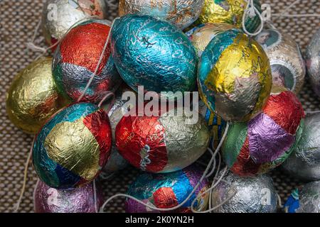 Mixed colored foil wrapped chocolate Easter Eggs, in a  bowl Stock Photo