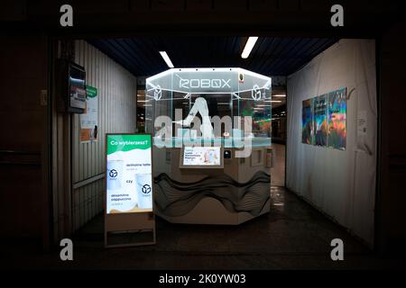 Warsaw, Poland. 12th Sep, 2022. A Robox robotic automatic arm coffee making machine is seen at the Downtown train station in Warsaw, Poland on 13 September, 2022., 2022. (Photo by Jaap Arriens/Sipa USA) Credit: Sipa USA/Alamy Live News Stock Photo