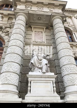 Sculpture of 'Buildhauerei' ('Art of Sculpture') at the facade of the main building of Kunsthistorisches Museum (Museum of Arts) in Vienna, Austria Stock Photo