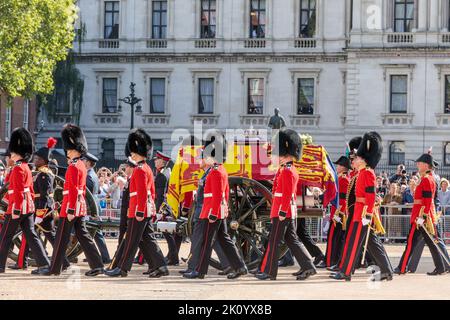 Horse Guards Parade, London, UK. 14th September 2022.  The procession taking Her Majesty Queen Elizabeth II  from Buckingham Palace to the Palace of Westminster, where she will Lie in State until her funeral on Monday, passes through Horse Guards Parade. Amanda Rose/Alamy Live News Stock Photo