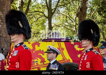 Horse Guards Parade, London, UK. 14th September 2022.  The procession taking Her Majesty Queen Elizabeth II  from Buckingham Palace to the Palace of Westminster, where she will Lie in State until her funeral on Monday, passes through Horse Guards Parade. Amanda Rose/Alamy Live News