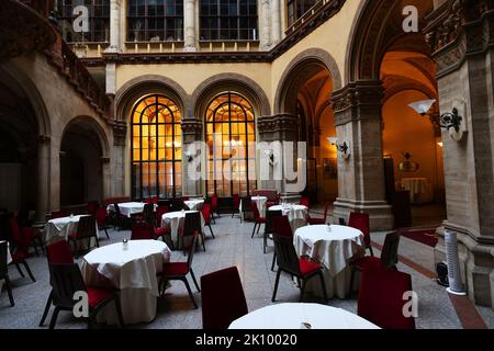 Kaffee, Cafe Central, Wien,  im historischen Ambiente eines Wiener Cafehauses einen Viaker oder Schwarzen geniessen und in Gedanken schwelgen Stock Photo