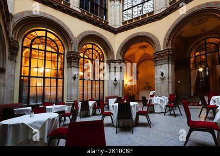 Kaffee, Cafe Central, Wien,  im historischen Ambiente eines Wiener Cafehauses einen Viaker oder Schwarzen geniessen und in Gedanken schwelgen Stock Photo