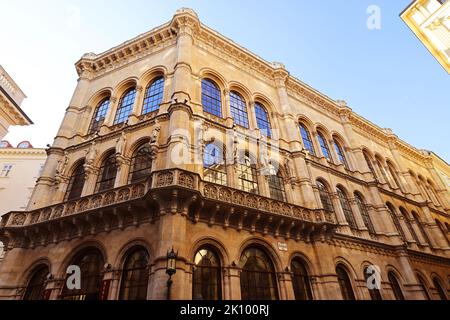 Palais Ferstel, Cafe Central, Wien,  im historischen Ambiente eines Wiener Cafehauses einen Viaker oder Schwarzen geniessen und in Gedanken schwelgen Stock Photo
