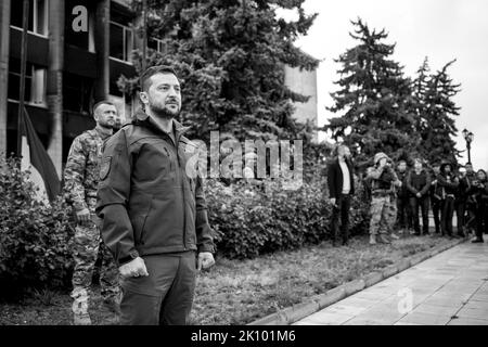Photo of ukrainian soldier in full body armor holding rifle with scope ...