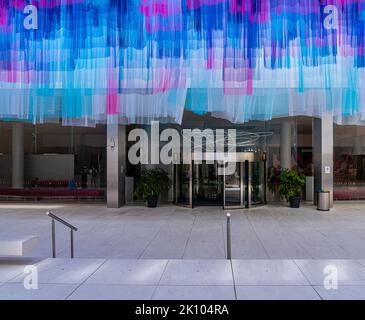 bunte Seidenvorhänge am CaixaForum, Kulturzentrum in der ehemaligen Fabrica Casaramona, Barcelona, Spanien Stock Photo