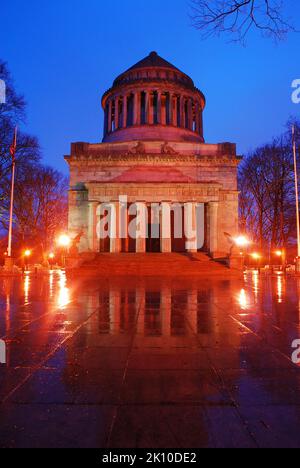 The final resting place of Civil War General and United States President Ulysses S Grant is illuminated and is reflected in the rainy park walkways Stock Photo